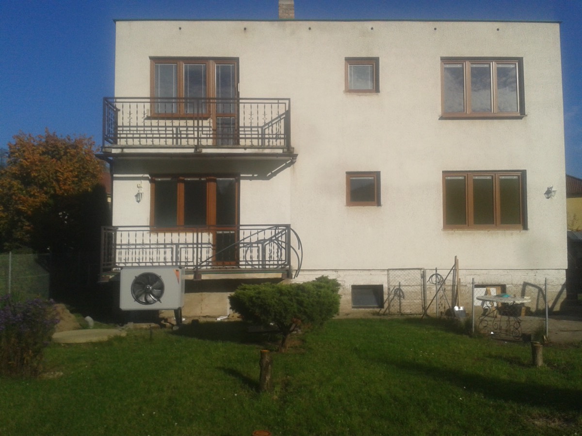 Instalace tepelného čerpadla - projekt 5: Realizace pro moderní bílý rodinný dům